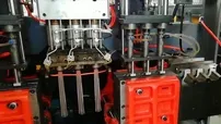 Dual station 3-cavity extrusion blow moulding machine