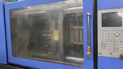 Injection moulding machine with robot arm